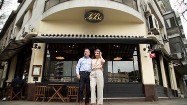Paul Petrelli es argentino y junto con su mujer, la belga Donatienne Fievet, apostaron a la gastronomía con Le Blé, una panadería con emblema de barrio ubicada en Palermo. Paul Petrelli es argentino y junto con su mujer, la belga Donatienne Fievet, apostaron a la gastronomía con Le Blé, una panadería con emblema de barrio ubicada en Palermo.