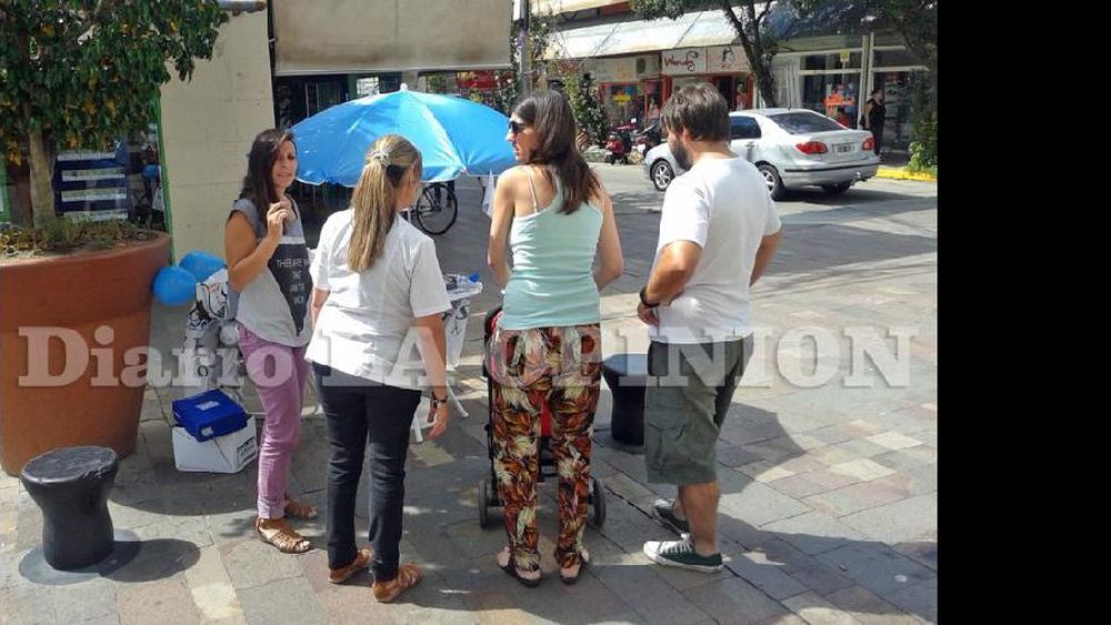 Cada sábado personal del Hospital sale a la calle. (LA OPINION)