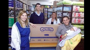 Personal y autoridades del Hospital, junto a la mamá de Sharon, primera destinataria del kit. (HOSPITAL SAN JOSE)