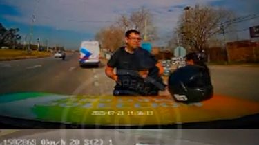 Momento de la detención del motociclista Momento de la detención del motociclista