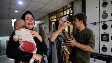 Una mujer lleva a su hijo tras los ataques israelíes contra Irán, en Teherán, Irán, 15 de junio de 2025. Amir Kholousi/WANA (Agencia de Noticias de Asia Occidental) via REUTERS - Amir Kholousi Una mujer lleva a su hijo tras los ataques israelíes contra Irán, en Teherán, Irán, 15 de junio de 2025. Amir Kholousi/WANA (Agencia de Noticias de Asia Occidental) via REUTERS - Amir Kholousi