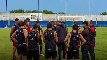 El plantel Rojinegro continuó sumando minutos de fútbol rumbo al inicio del Torneo Federal A. El plantel Rojinegro continuó sumando minutos de fútbol rumbo al inicio del Torneo Federal A.