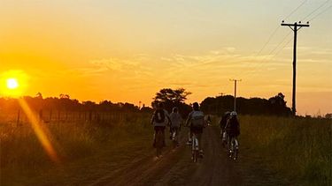 Vecinos participaron de la bicicleteada al atardecer por Mariano Benítez, una propuesta de turismo sustentable impulsada por el Municipio. Vecinos participaron de la bicicleteada al atardecer por Mariano Benítez, una propuesta de turismo sustentable impulsada por el Municipio.