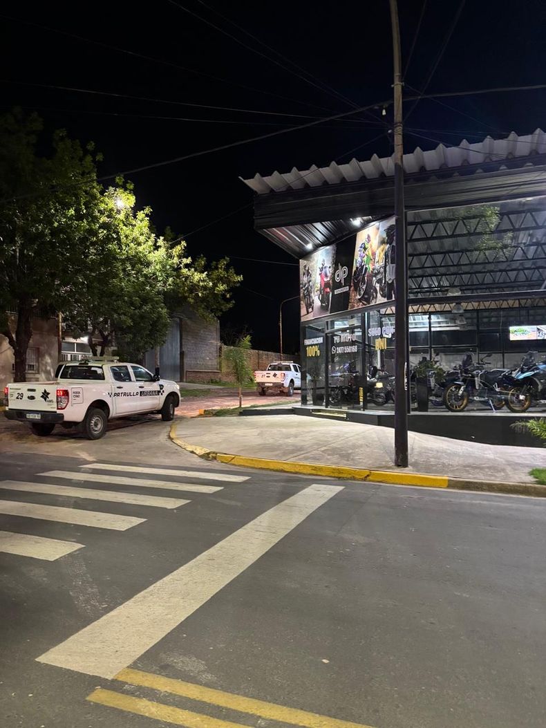 La alarma por un presunto robo se activó y generó el despliegue de móviles de Patrulla Urbana municipal y de la Policía al local de ventas de motos de avenida Marcelino Ugarte y Baradero en la madrugada de este jueves. La alarma por un presunto robo se activó y generó el despliegue de móviles de Patrulla Urbana municipal y de la Policía al local de ventas de motos de avenida Marcelino Ugarte y Baradero en la madrugada de este jueves.