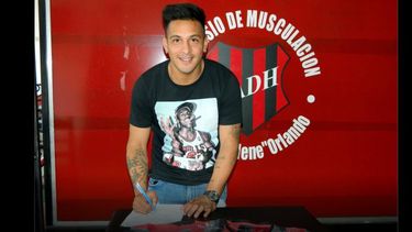 El rosarino Mauricio Tévez selló este jueves su vínculo con Douglas Haig. El rosarino Mauricio Tévez selló este jueves su vínculo con Douglas Haig.