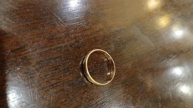 Objeto perdido: la alianza de oro hallada en un comercio del centro de Pergamino será entregada a quien acredite su propiedad con la inscripción interna y la prueba de ajuste en el anular izquierdo.
