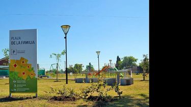 Los trabajos realizados en este espacio público permitieron modificar por completo los juegos y las comodidades para los vecinos. (LA OPINION)