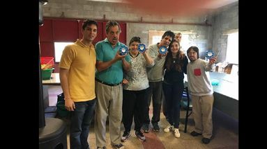 Junto a los chicos del Taller Protegido se confeccionaron escarapelas. (DIRECCION DE JUVENTUD)