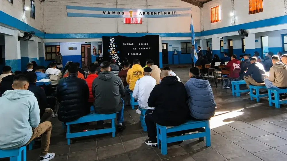 Personas privadas de la libertad que cursan estudios primarios y secundarios en la UP3 de San Nicolás participaron de los actos conmemorativos por el Día de la Bandera Nacional, realizados en el sector escuela del establecimiento. Personas privadas de la libertad que cursan estudios primarios y secundarios en la UP3 de San Nicolás participaron de los actos conmemorativos por el Día de la Bandera Nacional, realizados en el sector escuela del establecimiento.