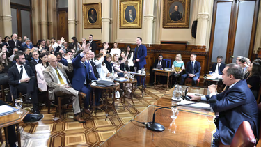 Pese al malestar en Casa Rosada, el oficialismo avanza en comisión para emitir dictamen y llevarlo al recinto el 26 de diciembre. Pese al malestar en Casa Rosada, el oficialismo avanza en comisión para emitir dictamen y llevarlo al recinto el 26 de diciembre.