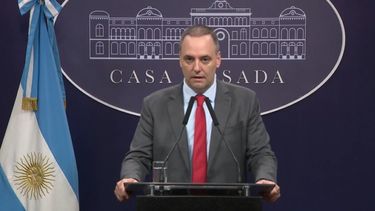 El vocero de Casa Rosada, Manuel Adorni, durante el anuncio de este lunes. El vocero de Casa Rosada, Manuel Adorni, durante el anuncio de este lunes.
