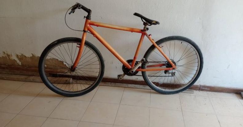 La bicicleta que le robaron al joven trabajador tras ser agredido por un sujeto que lo extorsiona violentamente para que le pague una deuda que no existe.