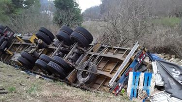 El camión sufrió importantes daños al igual que se perdió gran parte de la carga. El camión sufrió importantes daños al igual que se perdió gran parte de la carga.