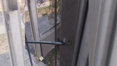 Siete niños dañaron la reja del ingreso en la Municipalidad de San Nicolás, y fueron detenidos. Siete niños dañaron la reja del ingreso en la Municipalidad de San Nicolás, y fueron detenidos.