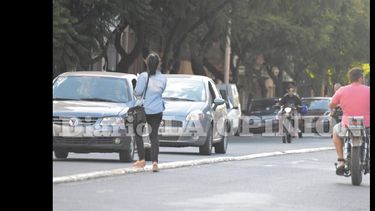 Cruzar por el medio de las avenidas es una de las prácticas peligrosas aunque es normal que eso suceda.  (LA OPINION)