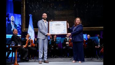 La presidenta de la Cámara de Diputados, Cecilia Moreau, entregó la mención de honor Diputado Nacional Dr. Juan Bautista Alberdi a Abel Pintos.