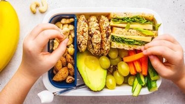 No siempre es fácil encontrar opciones saludables en los kioscos de las escuelas, por lo que llevar snacks nutritivos desde casa es una forma de controlar la ingesta de alimentos recomendados para cada edad
