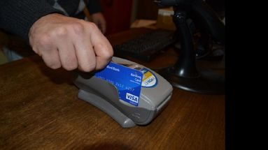 A partir de abril el máximo que podrán cobrar de aranceles a los comercios es del 2,5  por ciento con crédito y 1,2 por ciento con débito.  (ARCHIVO LA OPINION)