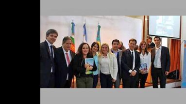 Junto a autoridades provinciales, los profesionales locales asistieron a la presentación del libro. (HOSPITAL SAN JOSE)