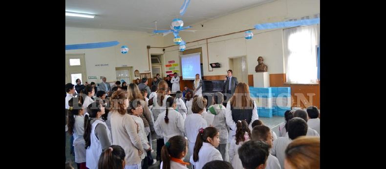Hoy en el patio cubierto de la Escuela Nº 6, los abogados recordarán al prócer que los identifica: Juan Bautista Alberdi. (ARCHIVO LA OPINION)