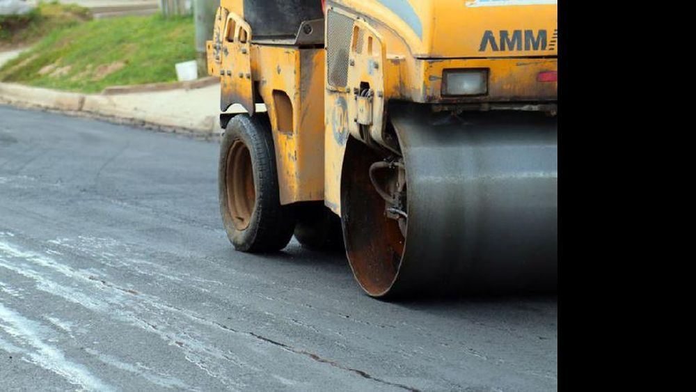 Empezaron a colocar los nuevos materiales para transformar esta importante calle de la ciudad. (LA OPINION)