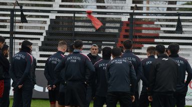 Entre la necesidad y la presión, Douglas recibe a San Martín de Formosa en el Miguel Morales, en un partido clave.