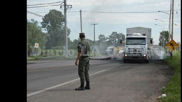 Pasadas las 16:30 el corte de ruta 8/188 fue levantado y personal de Gendarmería desplegó un operativo de tránsito. (LA OPINION)