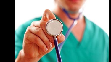 Entre otras medidas, los médicos piden guardias de 12 horas. (ARCHIVO)