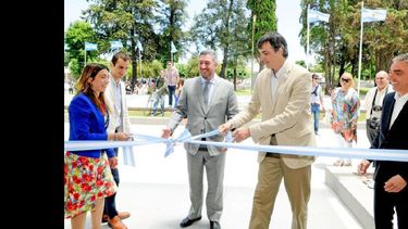 Danya Tavela, Pablo Petrecca, Guillermo Tamarit y Esteban Bullrich durante el tradicional corte de cintas. (UNNOBA)
