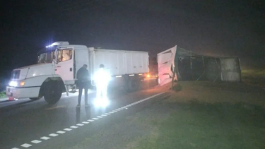 Volcó un camión en el km 221 de la Ruta 9, y no se reportaron heridos. Volcó un camión en el km 221 de la Ruta 9, y no se reportaron heridos.