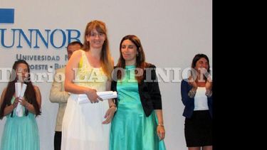 Danya Tavela entregó diplomas a los egresados de las diferentes Escuelas de la Unnoba. (LA OPINION)