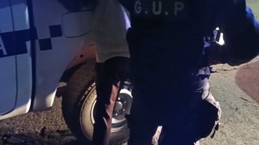 Detenido: agentes municipales redujeron al sospechoso que sustrajo elementos de una obra. Detenido: agentes municipales redujeron al sospechoso que sustrajo elementos de una obra.