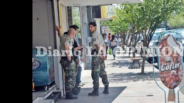 Realizaron seis allanamientos simultáneos, dos de ellos en locales céntricos. (LA OPINION)