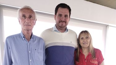 El joven dirigente Luciano Burket, flanqueado por los referentes socialistas Ezequiel Ricci y María Teresa Capetillo. El joven dirigente Luciano Burket, flanqueado por los referentes socialistas Ezequiel Ricci y María Teresa Capetillo.