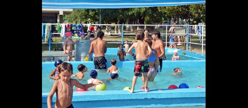 A falta de un espejo de agua natural, las piletas de clubes y gremios son las alternativas para refrescarse que tienen los pergaminenes. (LA OPINION)