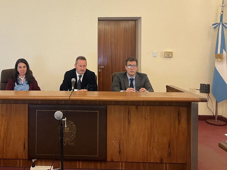 Tribunal Oral en lo Criminal 1 del Departamento Judicial Pergamino: los jueces Marcela Santoro, Guillermo Burrone e Ignacio Uthurry.