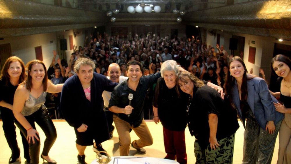 El Conjunto Vocacional de Teatro “A.del.A” Amigos del Arte, formado y dirigido por la reconocida profesora Lucy Melo, llega al Teatro Coliseo de Zárate. El Conjunto Vocacional de Teatro “A.del.A” Amigos del Arte, formado y dirigido por la reconocida profesora Lucy Melo, llega al Teatro Coliseo de Zárate.