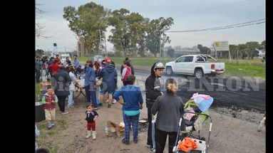 Los vecinos realizaron un corte, incendiaron gomas e interrumpieron parcialmente el tránsito.  (LA OPINION)