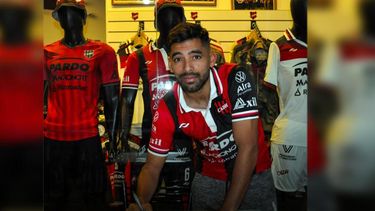 Brian Meza firmó el contrato que lo vuelve a unir al Fogonero. Brian Meza firmó el contrato que lo vuelve a unir al Fogonero.