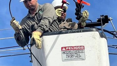 Corte de luz en Pergamino: operarios trabajan en la reparación del cable troncal dañado en la zona sur tras un accidente en una obra privada.