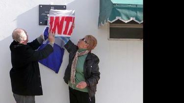Scheneiter junto a la esposa de Terzaghi descubrieron la placa.  (INTA PERGAMINO)
