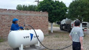 En muchos barrios nuevos, complejos cerrados y familias pergaminenses en general usan las garrafas, tubos o adquieren a granel a pesar de la importante cobertura que tiene la red de gas natural. En muchos barrios nuevos, complejos cerrados y familias pergaminenses en general usan las garrafas, tubos o adquieren a granel a pesar de la importante cobertura que tiene la red de gas natural.