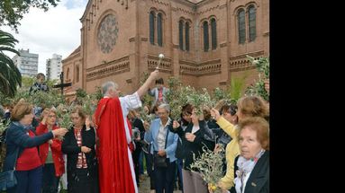 El domingo, en todas las capillas y parroquias católicas del mundo se bendijeron los ramos de olivo. (LA OPINION)