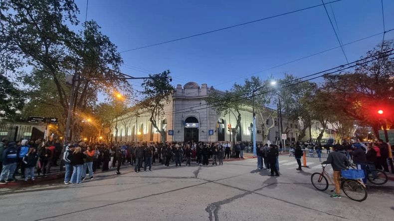 Zárate marchó con bronca y dolor tras el crimen de Saúl De Francesco:  exigencia de justicia y crisis en el COZ
