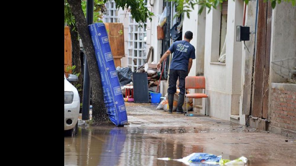 Muchas familias comenzaron el regreso a sus hogares. La limpieza es clave para evitar enfermedades. (LA OPINION)