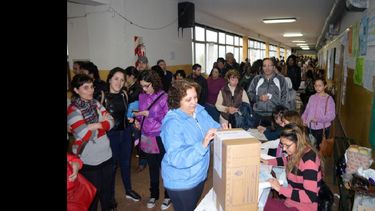 Se puede votar entre las 8:00 y las 18:00. (LA OPINION)
