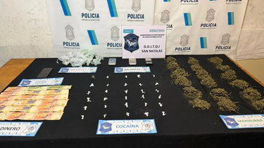 Detuvieron a un sujeto en San Nicolás tras investigación por venta de estupefacientes. Detuvieron a un sujeto en San Nicolás tras investigación por venta de estupefacientes.
