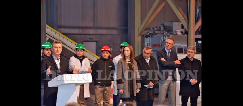 El presidente Mauricio Macri; la gobernadora María Eugenia Vidal; el CEO de Rizobacter, Ricardo Yapur; el presidente de De Sangosse,  Nicolás Fillon y el intendente Javier Martínez, entre operarios de Synertech. (LA OPINION)