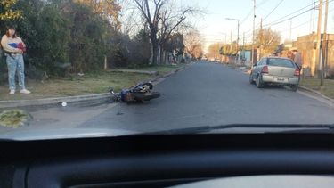 Choque de una motocicleta y un automóvil en Zona Oeste San Nicolás Choque de una motocicleta y un automóvil en Zona Oeste San Nicolás