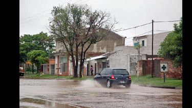 Hay zonas de la ciudad donde rápidamente el agua se acumula en días de lluvias fuertes, aunque luego escurre sin problemas. (LA OPINION)